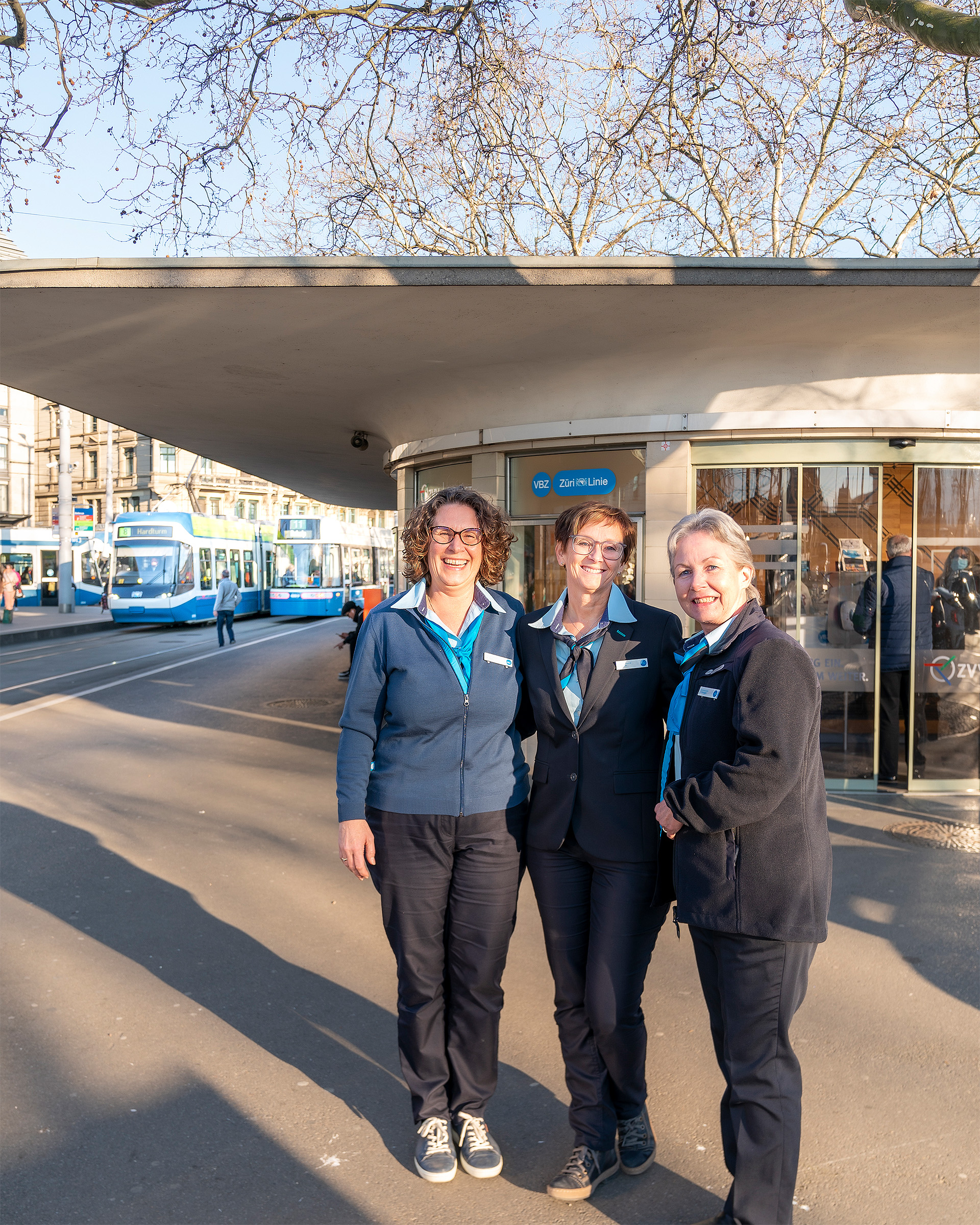 Bild von den drei Lead-Beraterinnen an der Beratungsstelle am Zürcher Bellevue.
